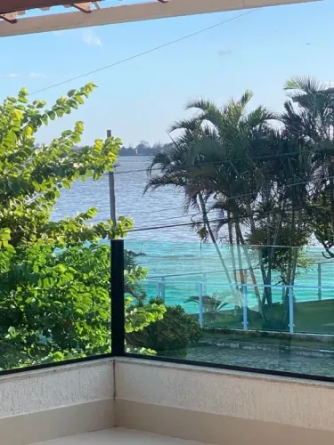 Casa em condomínio com vaga náutica e vista para lagoa.