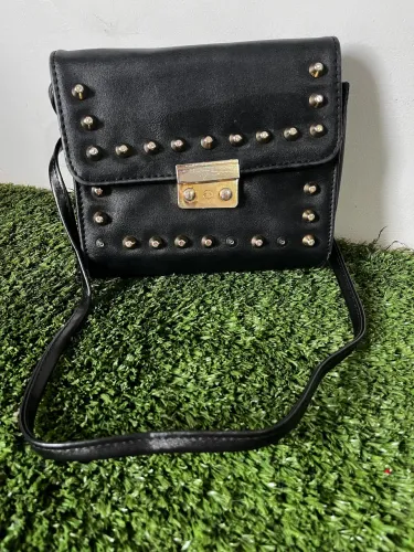 Bolsa Usada Preta Festa com Tachinhas Douradas Bolsinha De Ombro Brechó 