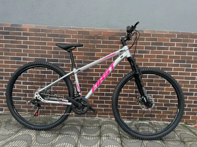 Bicicleta aro 29 alumínio freios mecânicos 21 velocidades