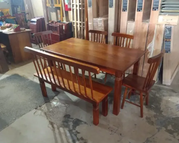 Mesa de jantar com 4 cadeiras e 1 banco de madeira maciça