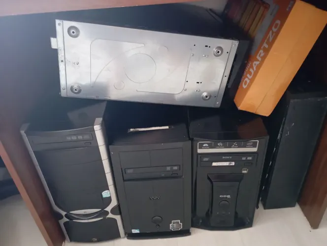 Vendo 4 CPU e 3 monitores