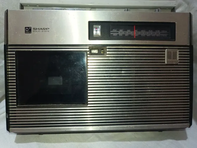 Rádio Cassete Sharp Solid State RD-416G para restaurar