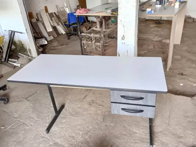 Mesa reta com perna de ferro