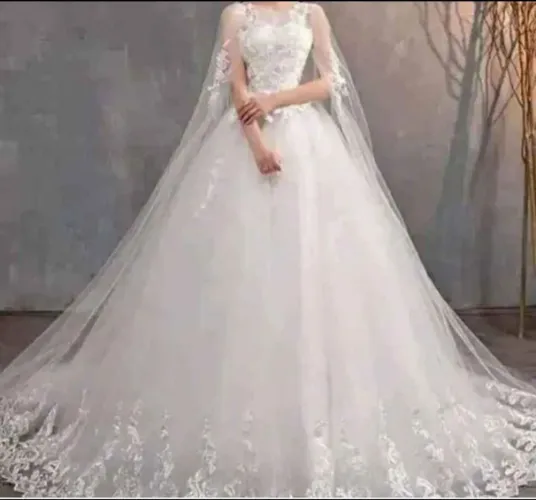 Vestido de Noiva Deslumbrante com Véu