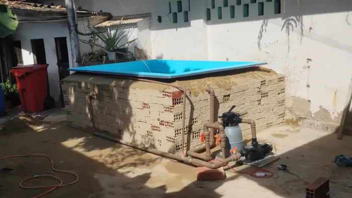 Instalação de piscina de fibra, manutenção, e deck de alvenaria 