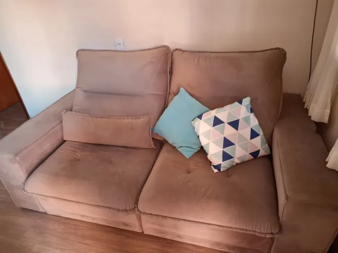 Sofá retrátil<br>Medida: 2,20 m <br>Tecido Suede Marrom