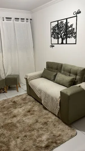 Sofá 3 lugares com puffs e almofadinhas 