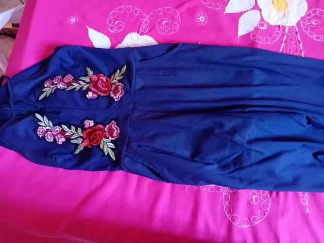 Macacão Azul Marinho com Bordado Floral