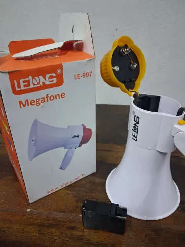 Megafone funciona recarregável e a pilha