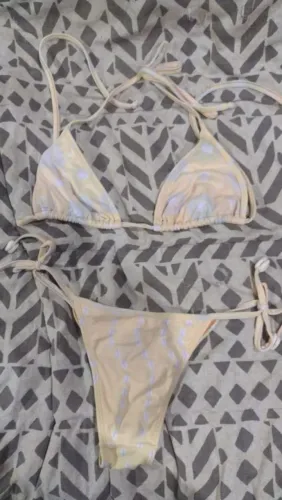 Biquíni amarelo com detalhes