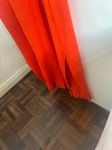 Vestido laranja canelado com fenda