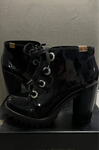 Bota Feminina Coturno em Verniz Moleca Num. 37