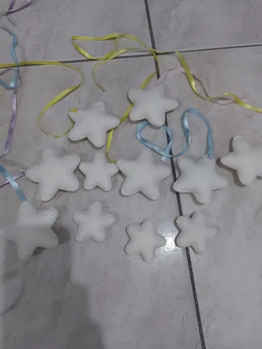 Enfeites de estrela, corujas de feltro com fitas coloridas