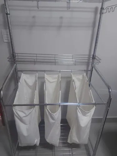 Cesto de roupa em aço cromado