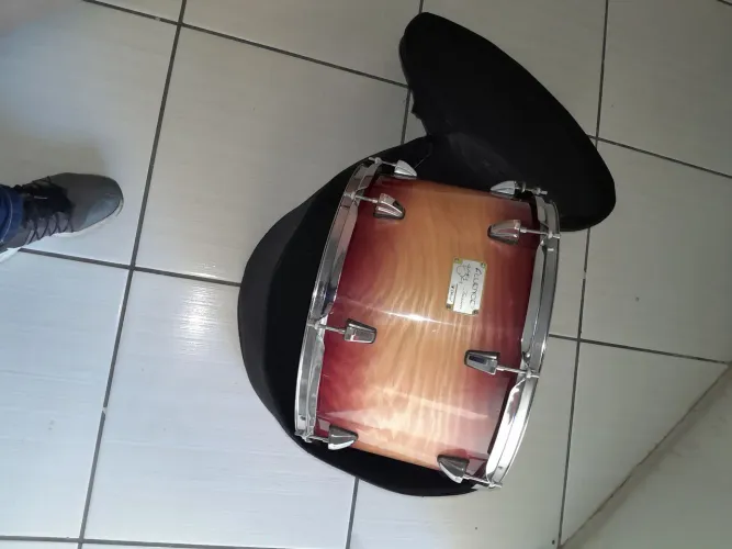 Vendo zabumba profissional com case peles hidráulica um instrumento mais usado em bandas