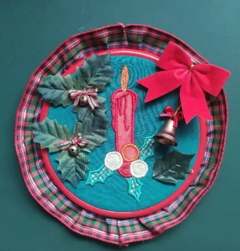 Enfeite natalino de porta ou parede com vela bordada- Anos 1990