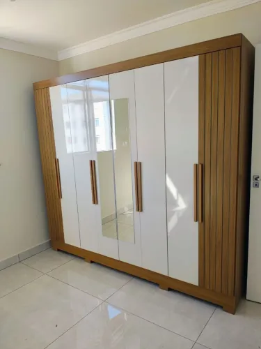 Guarda-Roupa Moderno com Design Elegante