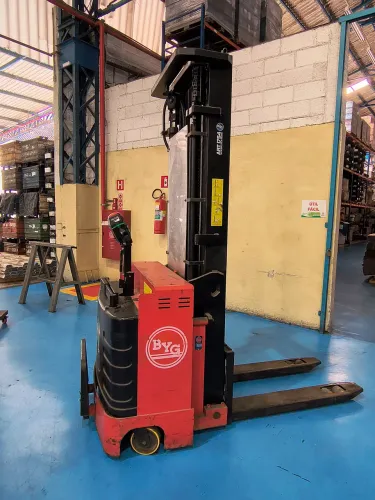 EMPILHADEIRA ELÉTRICA TRACIONÁRIO BYG