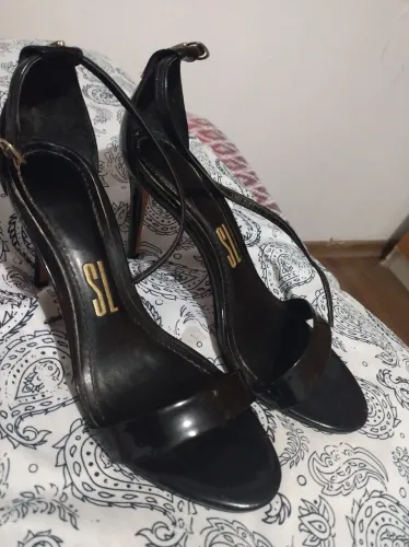 Sandália preta Santa Lolla