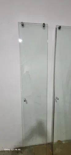 2 PEÇAS DE BOX EM BLINDEX 8mm . Medidas: 1 peça com 35 x 1,88m ; 1 peça com 64,5 x 1,88 m