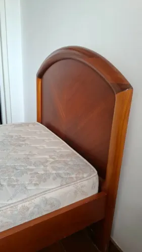 Cama solteiro em madeira mogno conservada