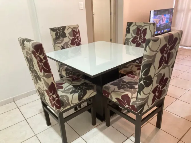 Mesa de vidro em mdf + cama box queen<br>Mesa de Vidro 4 Cadeiras + Cama Box Queen - R$ 650