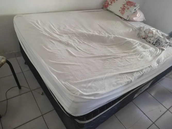 Vende-se cama box de casal