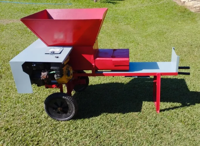 Vende-se.Máquina de ensacar silagem Primus,2 eixos, motor búfalo 7.0 4Tempos 