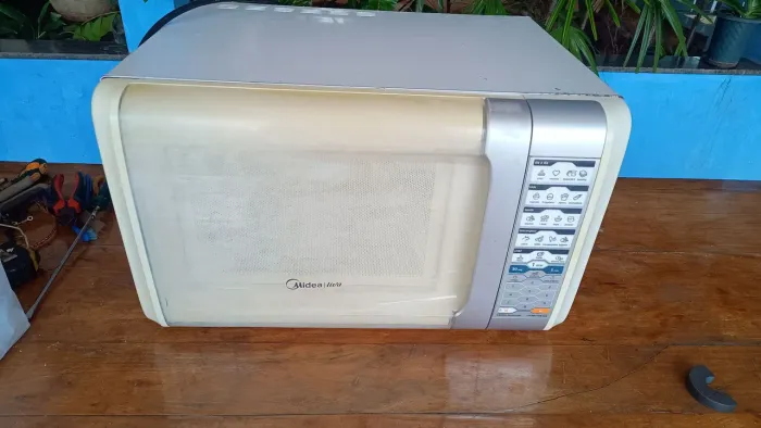 Microondas Midea 30 litros 127V em perfeito estado de funcionamento