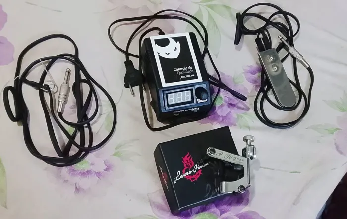 Kit de tatuagem - Máquina de bobina, cabo RCA, fonte bivolt e pedal