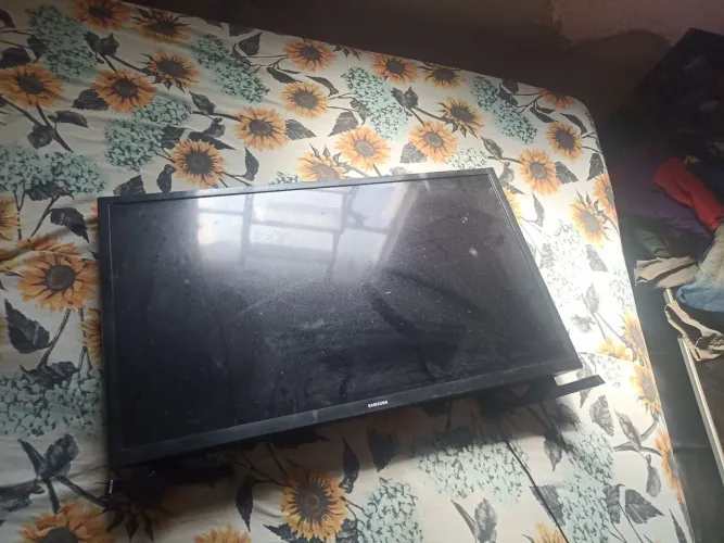 Televisão smart tv funcionando em perfeito estado