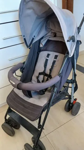 Carrinho bebê , estilo guarda chuva.  3 posição . Cor preto c cinza.