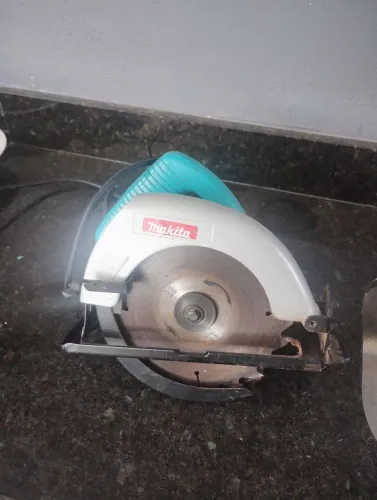 Serra circular Makita 1400W usada e ótimo Estado