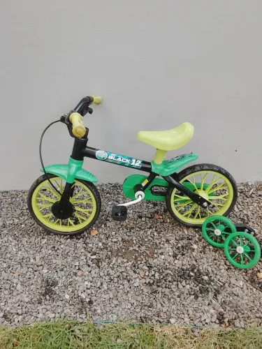 Bicicleta Aro 14 com rodinhas em um bom estado