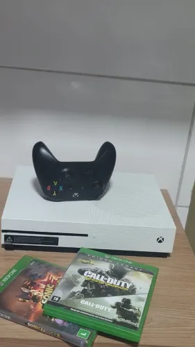 Vende - se Xbox one s 500gb em perfeito estado primeira mão 