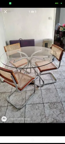 Linda mesa para varanda de vidro redonda com cadeira de treliça