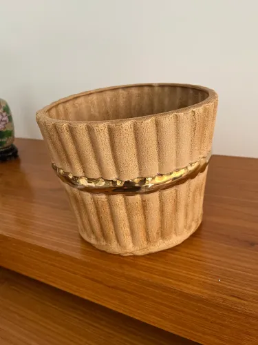 Vaso Cachepô Decorativo em Cerâmica Canelada Bege com Detalhe Dourado