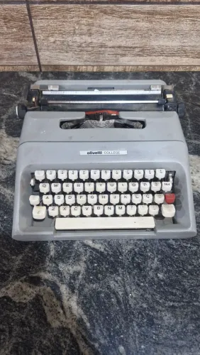 Máquina de datilografar Olivetti