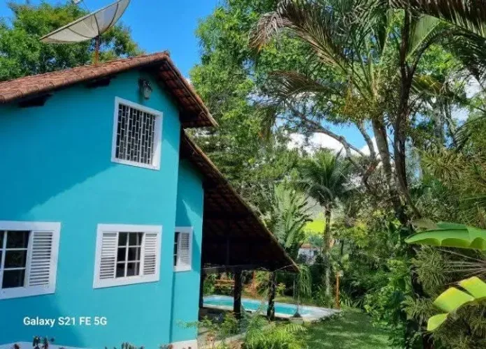 Alugo uma casa super charmosa , muito aconchegante, cercada de verde.