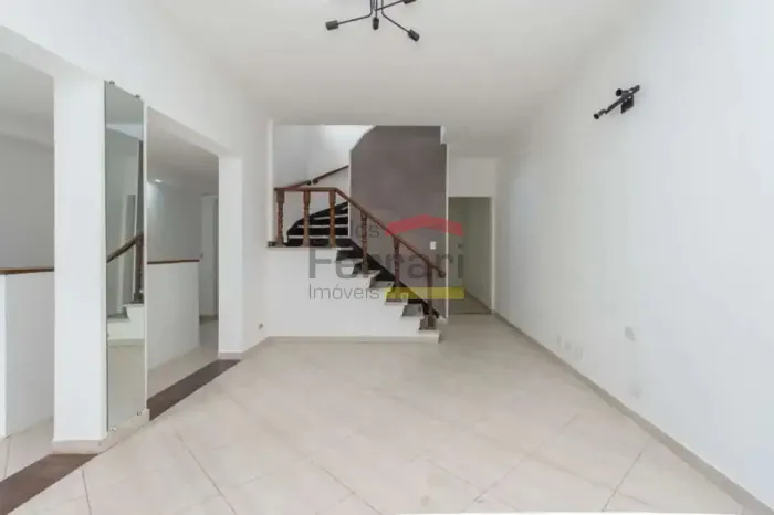 Sobrado comercial reformado com 234m² para locação na Av. Água Fria!