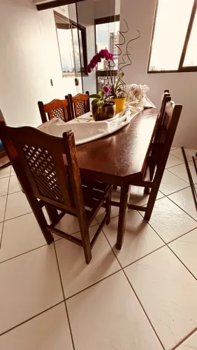 Mesa de jantar com cadeiras