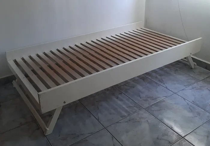Cama dobrável Tok Stok em madeira