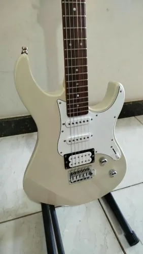 Guitarra Yamaha 112v