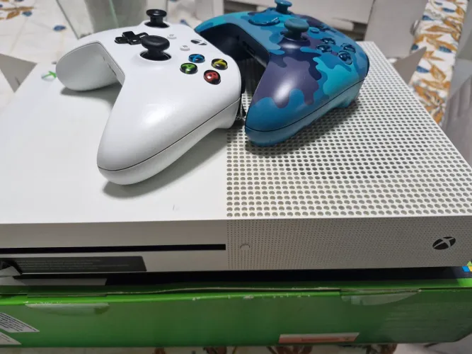 Xbox one s com 2 controles