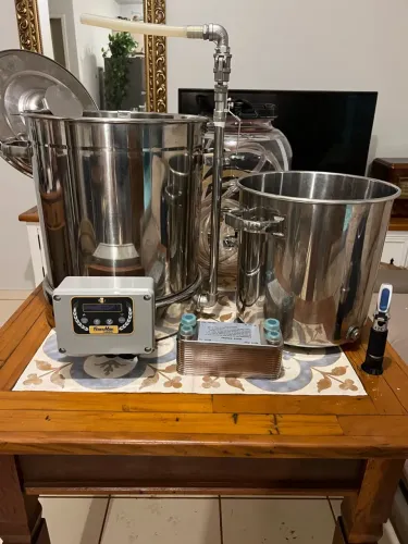 Equipamento cervejeiro artesanal automatizado.