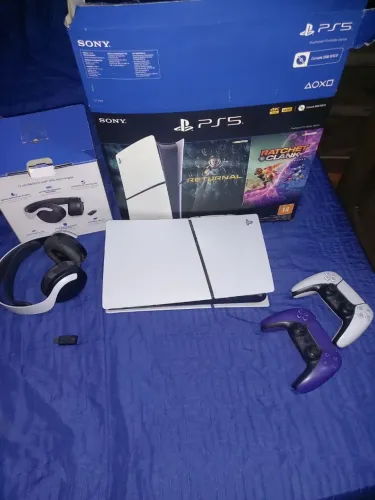 Ps5 slim, com controles e jogos