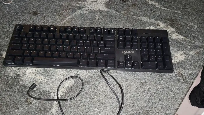 Teclado 100% mecânico da marca raiku, RGB, várias opções de leds.