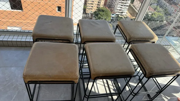 6 Banquinhos ferro e couro 51cm altura e 32x32cm largura 