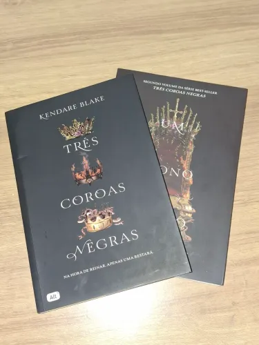 Livros Três Coroas Negras e Um Trono Negro