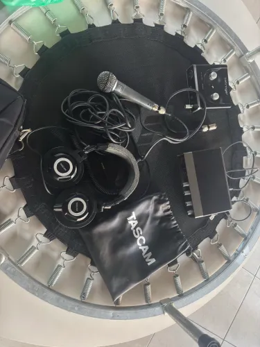 Kit studio , fone tascam e microfone shure dinâmico e Dias placa de gravação.